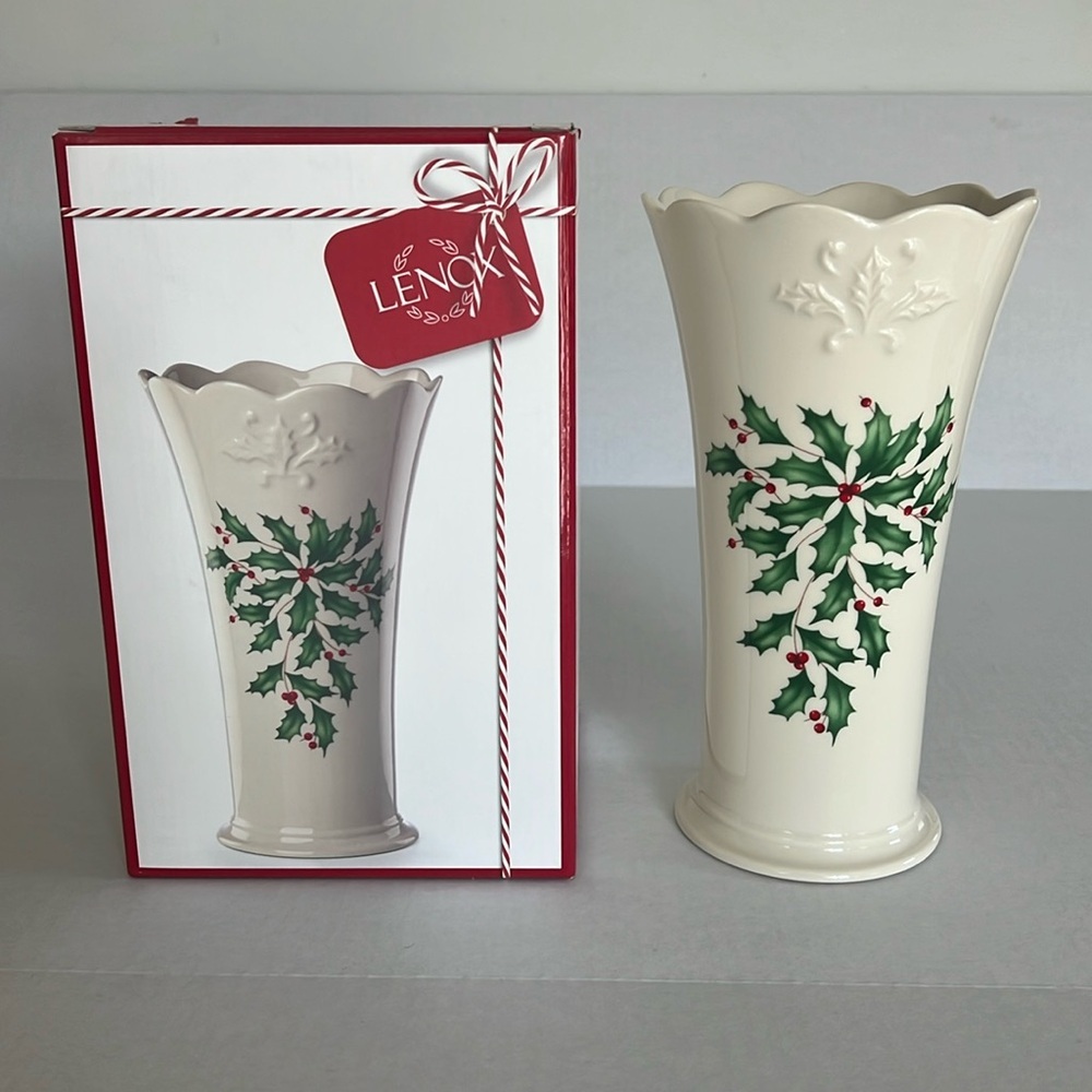 Lenox Holiday Vase Holly Berries 9” Holiday Collection New